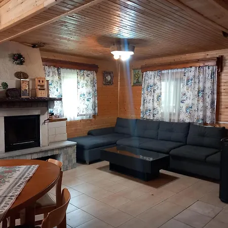 Din Padurea Belis Si Casuta Din Copac